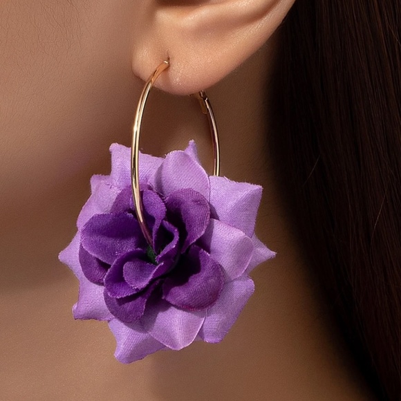 Boho Gold Tone Flower Applique Earrings - Picture 1 of 7